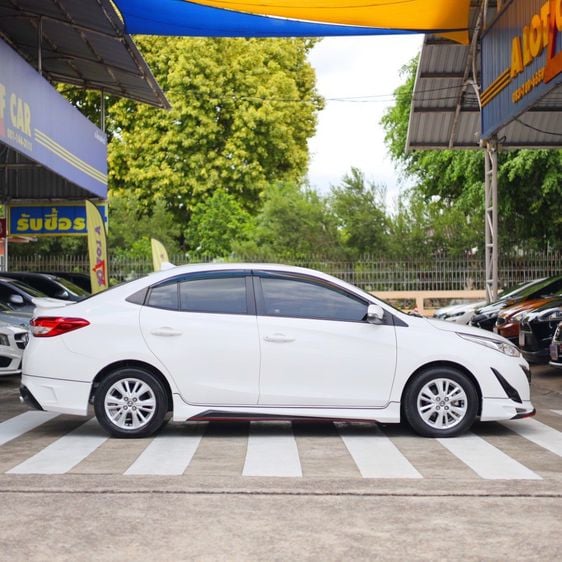 Toyota Yaris ATIV 2017 1.2 E Sedan เบนซิน ไม่ติดแก๊ส เกียร์อัตโนมัติ ขาว รูปที่ 2