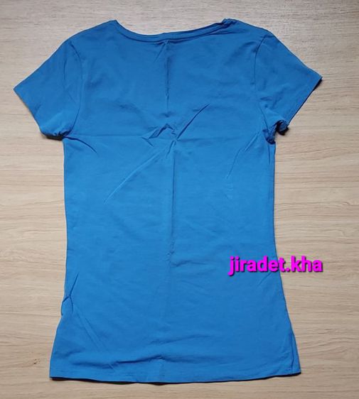 เสื้อผู้หญิง ATMOSSPHERE สีฟ้า ขนาดรอบอก 30 นิ้ว ความยาวเสื้อ 25 นิ้ว  สินค้ามือ2 แบรนด์แท้ สภาพดี แต่สินค้าเก่าเก็บควรทำความสะอาดก่อนใช้งาน 
 รูปที่ 2