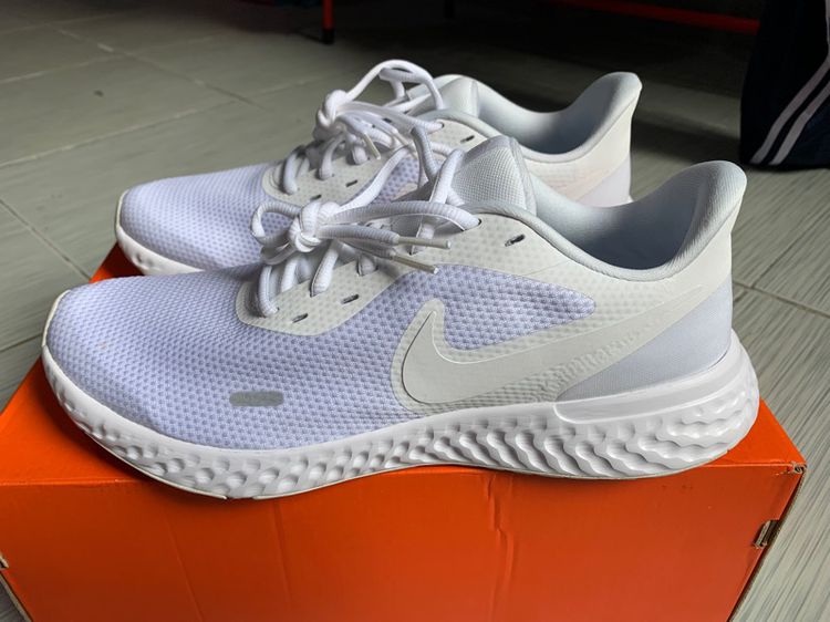 รองเท้าวิ่ง ขาว Nike Revolution 5 