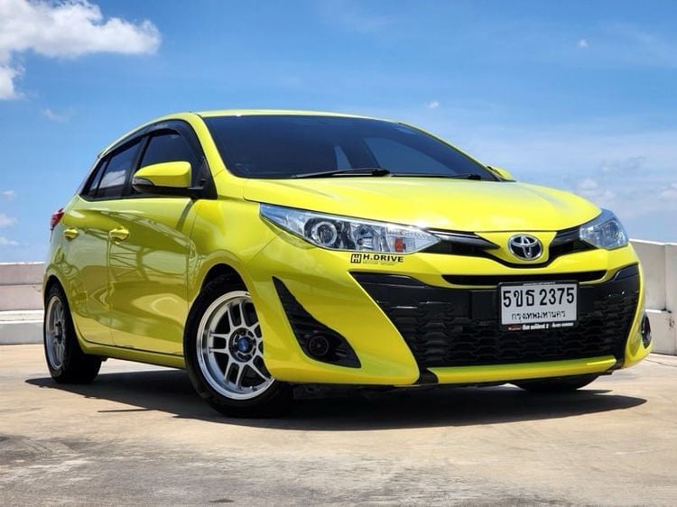 รถ Toyota Yaris 1.2 E สี เหลือง
