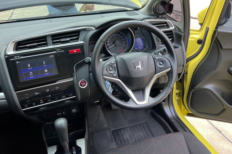 Honda Jazz 2014 1.5 SV i-VTEC Sedan เบนซิน ไม่ติดแก๊ส เกียร์อัตโนมัติ เหลือง รูปที่ 2