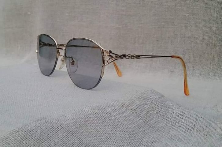 แว่นตาลักซ์ชัวรีแบรนด์ฝรั่งเศส GUY LAROCHHE PARIS กีลาโรช ปารีส กรอบทอง KGP เลนส์ออโต้ โฟโตโครมิก สีเทา–สว่าง...Vintage GUY LAROCHE PARIS Handcrafted in Japan รูปที่ 2