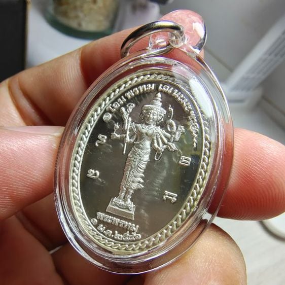 เหรียญพระพรหม-พระสุรัสวดี โดยมูลนิธิพระพิฆเนศ โบสถ์พราหมณ์ ปี 2546 เนื้อเงิน พร้อมตลับเดิม