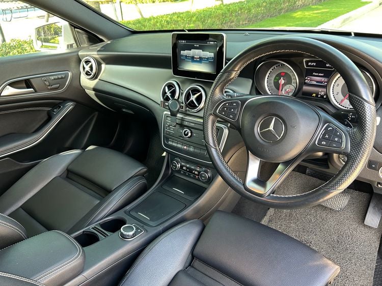 Mercedes-Benz CLA-Class 2016 CLA200 Sedan เบนซิน ไม่ติดแก๊ส เกียร์อัตโนมัติ บรอนซ์เงิน รูปที่ 4