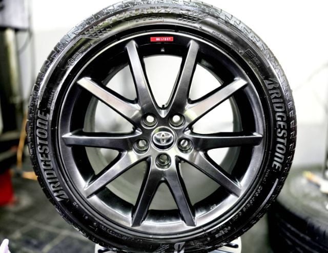 18" ล้อ Toyota Lexus หรือ Camry ขอบ 18สีไฮเปอร์ Blackสภาพสวยไม่มีรอยพร้อมยาง Bridgestone ปี 23ราคา 22,900 บาท