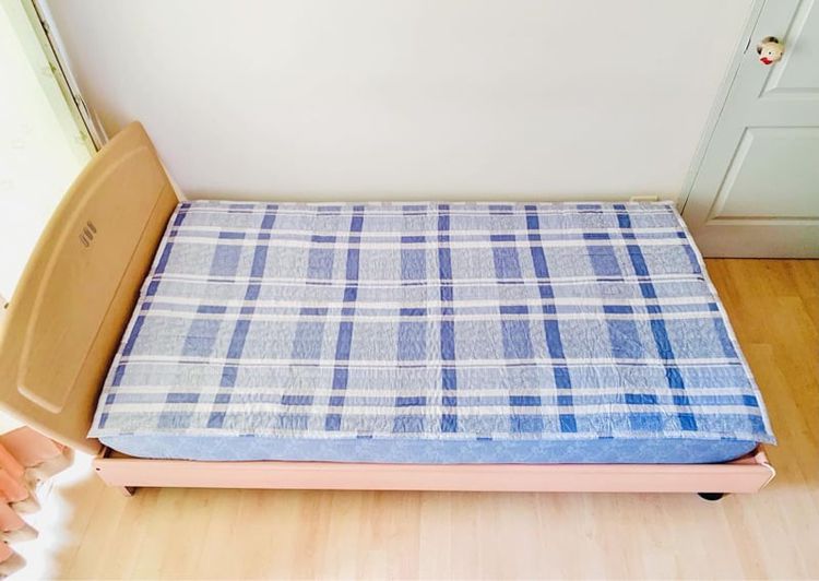 ผ้าปูรองนอน ขนาด 3.5ฟุต สีฟ้าลายตารางวินเทจ (ใหม่) มือสองสภาพดี สินค้าญี่ปุ่น-เกาหลีแท้