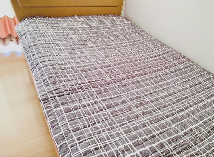 ผ้าปูรองนอน ขนาด 3.5ฟุต สีเทาลายตาราง ยี่ห้อ Mon Ami Since 1983 (สภาพใหม่) มือสองสภาพดี สินค้าญี่ปุ่น-เกาหลีแท้ รูปที่ 2
