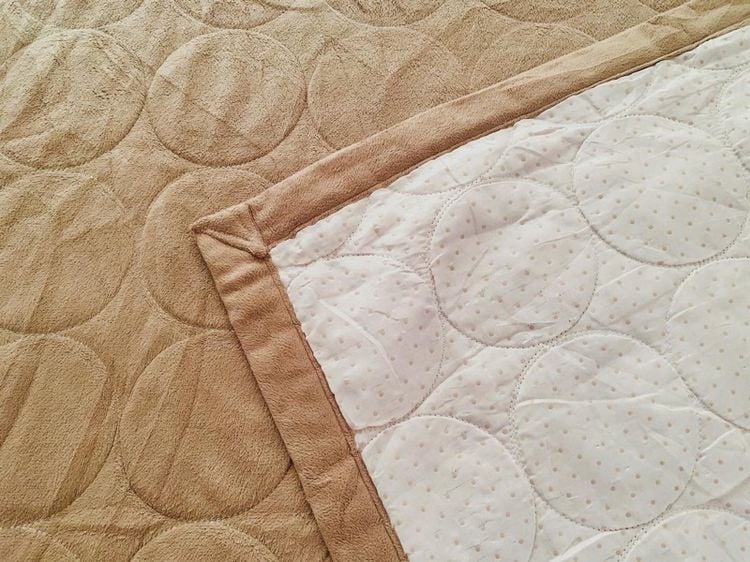 ผ้าปูรองนอน (แบบบาง) ขนาด 3.5ฟุต สีน้ำตาลกำมะหยี่ปักลายวงกลมกราฟฟิกทั้งผืน มือสองสภาพดี สินค้าญี่ปุ่น-เกาหลีแท้ รูปที่ 4