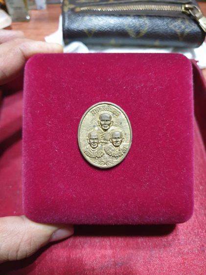 รูปหล่อเบ้าทุบหลวงปู่ทวด พ่อเงิน พ่อโต เนื้อนวะ รุ่นบารมีแผ่ไพศาล พิธีวัดสุทัศน์ พุทธาภิเษก 9 กุมภาพันธ์ 2542

 รูปที่ 3