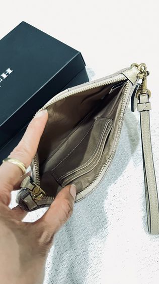 กระเป๋าคล้องมือ Coach รูปที่ 6