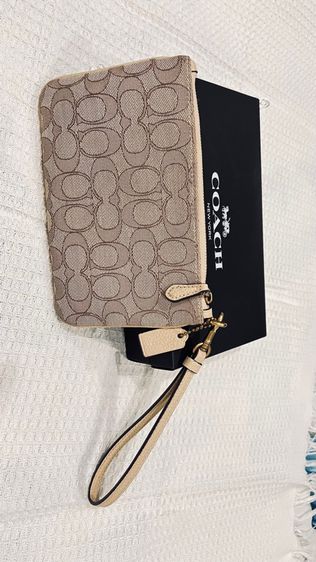 กระเป๋าคล้องมือ Coach รูปที่ 4