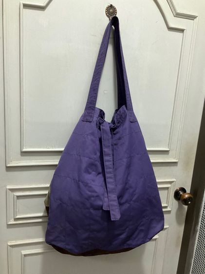 กระเป๋าผ้าใบใหญ่ งานแฮนด์เมค สีม่วง ขนาด 20x48x52 ซม 100 บาท