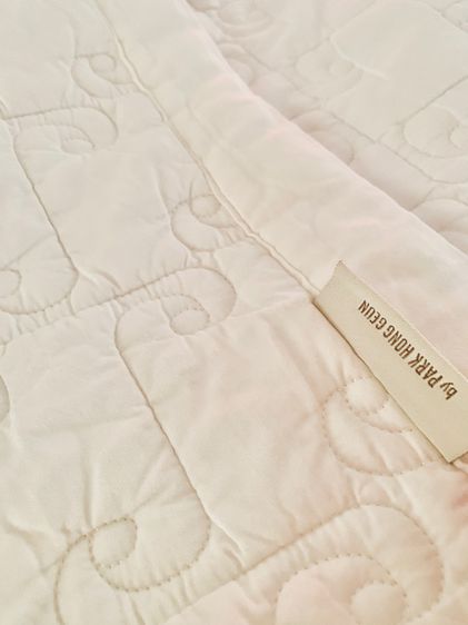 ผ้าปูรองนอน (แบบหนา) ขนาด 5ฟุต สีขาวปักลายตารางวินเทจทั้งผืน ยี่ห้อ M. House (Park Hong Guen) มือสองสภาพดี สินค้าญี่ปุ่น-เกาหลีแท้ รูปที่ 9