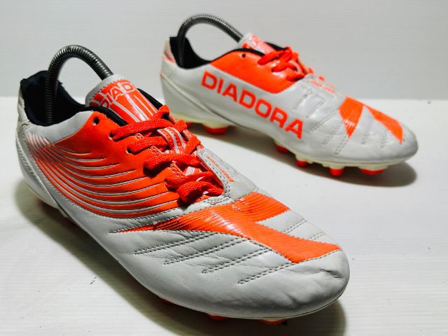 ขายรองเท้าฟุตบอลชายหนังแท้ Diadora สีขาวส้มสภาพสวยไซส์ 42 JP 265 เดิมๆพร้อมใช้งาน รูปที่ 3