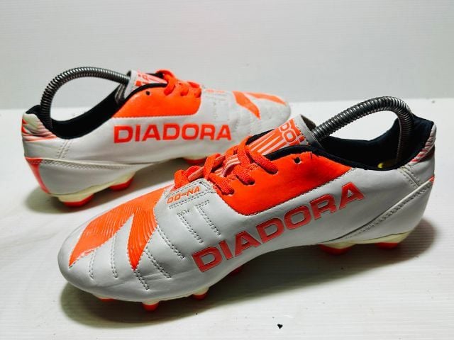 ขายรองเท้าฟุตบอลชายหนังแท้ Diadora สีขาวส้มสภาพสวยไซส์ 42 JP 265 เดิมๆพร้อมใช้งาน รูปที่ 1