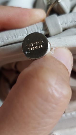 กระเป๋า bottega veneta สีขาวงาช้าง รูปที่ 16