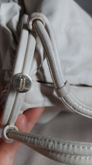 กระเป๋า bottega veneta สีขาวงาช้าง รูปที่ 13