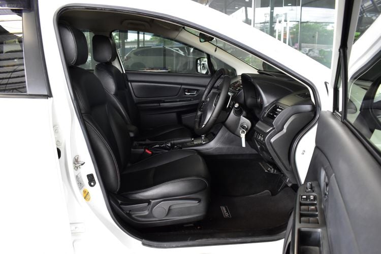 Subaru XV 2015 2.0 XV 4WD Utility-car เบนซิน ไม่ติดแก๊ส เกียร์อัตโนมัติ ขาว รูปที่ 3