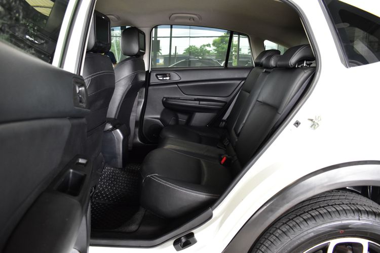 Subaru XV 2015 2.0 XV 4WD Utility-car เบนซิน ไม่ติดแก๊ส เกียร์อัตโนมัติ ขาว รูปที่ 4