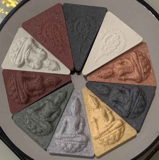 สมเด็จนางพญา​ สก​. ปี 2547  องค์ละ 150 บาทส่งฟรี คละสีส่ง รูปที่ 3