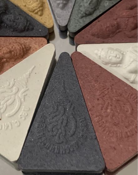 สมเด็จนางพญา​ สก​. ปี 2547  องค์ละ 150 บาทส่งฟรี คละสีส่ง รูปที่ 4