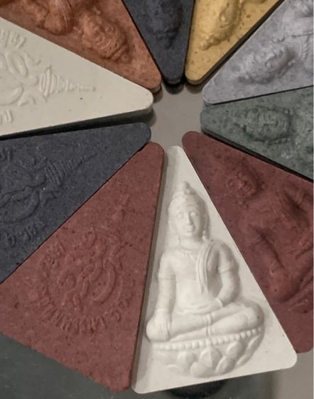 สมเด็จนางพญา​ สก​. ปี 2547  องค์ละ 150 บาทส่งฟรี คละสีส่ง รูปที่ 5