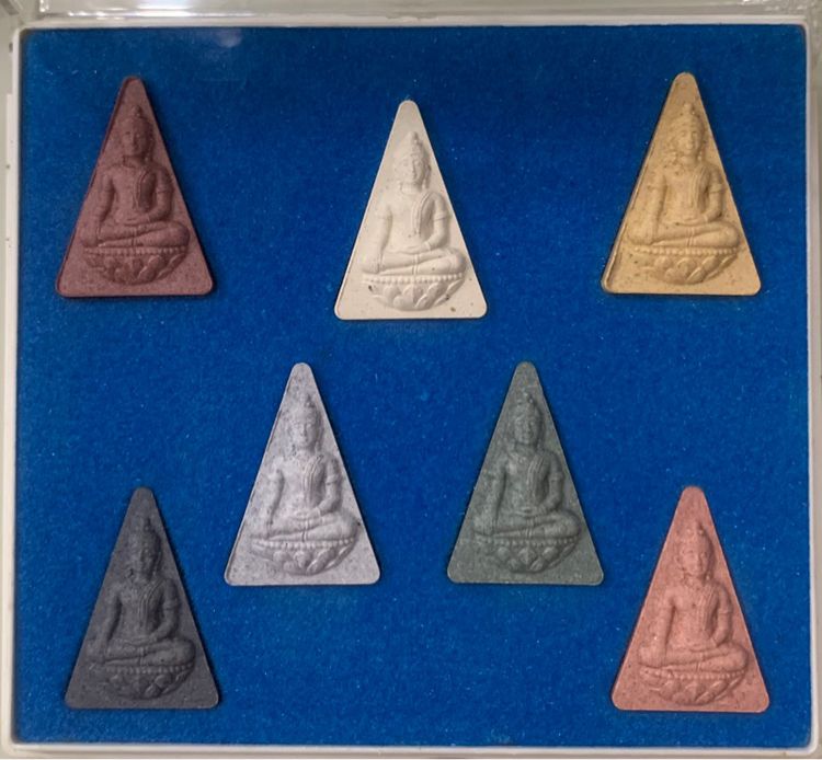  พระสมเด็จนางพญา สก. 2547  เซท 7 สี 7 อวค์  พร้อมกล่องมีขาตั้งได้ รูปที่ 2