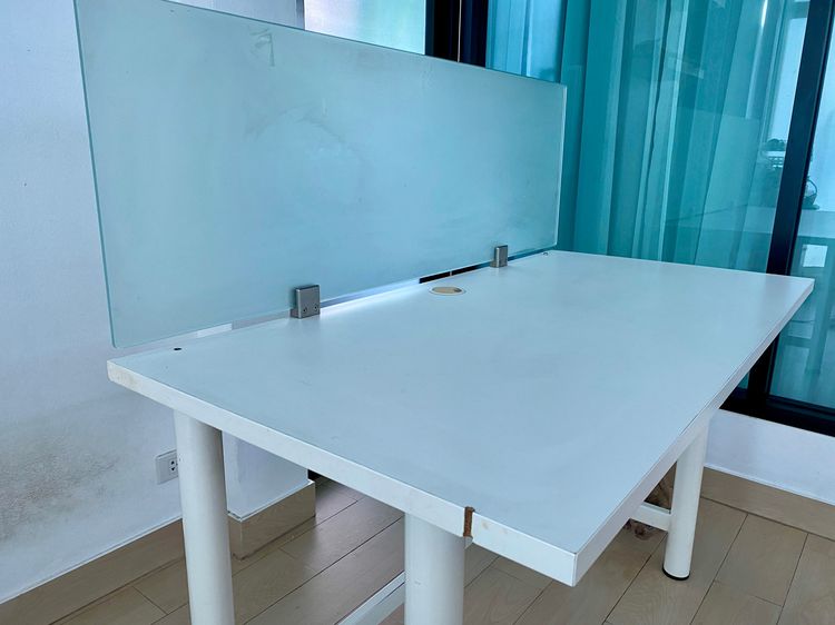 โต๊ะทำงานสีขาวพร้อมฉากกั้น แถมตู้ลิ้นชักสีขาว โต๊ะทำงานสีขาวพร้อมพาร์ติชั่น มือสอง รูปที่ 3