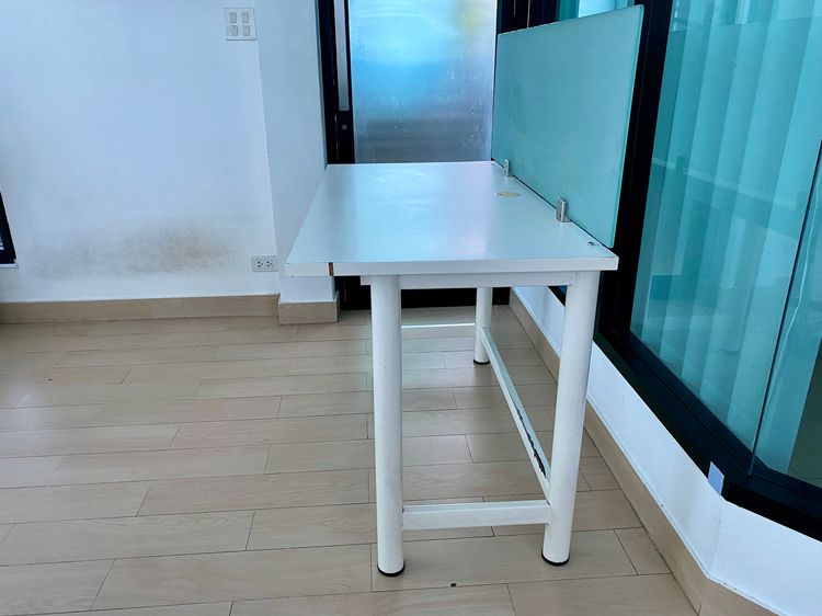 โต๊ะทำงานสีขาวพร้อมฉากกั้น แถมตู้ลิ้นชักสีขาว โต๊ะทำงานสีขาวพร้อมพาร์ติชั่น มือสอง รูปที่ 7