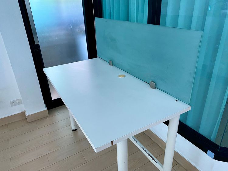โต๊ะทำงานสีขาวพร้อมฉากกั้น แถมตู้ลิ้นชักสีขาว โต๊ะทำงานสีขาวพร้อมพาร์ติชั่น มือสอง รูปที่ 8