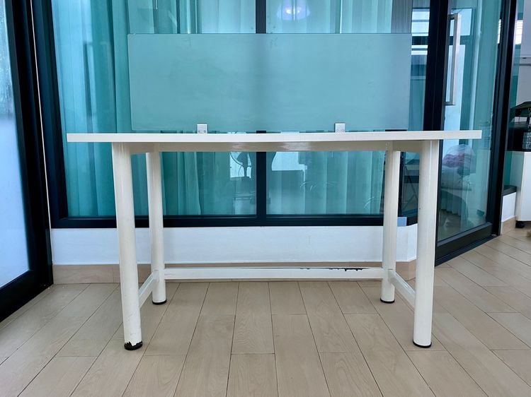 โต๊ะทำงานสีขาวพร้อมฉากกั้น แถมตู้ลิ้นชักสีขาว โต๊ะทำงานสีขาวพร้อมพาร์ติชั่น มือสอง รูปที่ 4