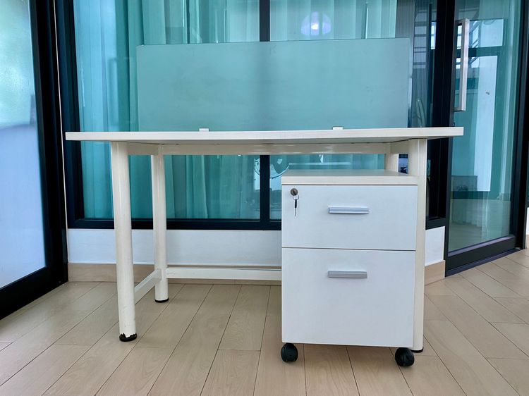 ไม้ โต๊ะทำงานสีขาวพร้อมฉากกั้น แถมตู้ลิ้นชักสีขาว โต๊ะทำงานสีขาวพร้อมพาร์ติชั่น มือสอง