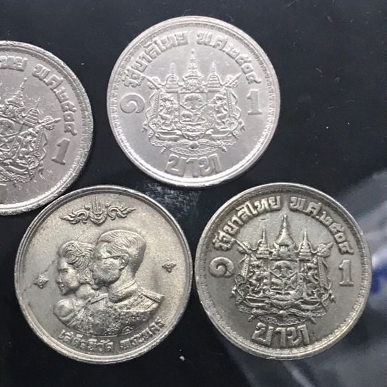 เหรียญไทย เหรียญ 1 บาท เสด็จนิวัติ พระนคร ปี 2504 สภาพผ่านการใช้งาน เป็นเหรียญที่ระลึก 1 บาทรุ่นแรก ร.9 เป็นตัวติดอันดับเหรียญหายากอันดับ 1
