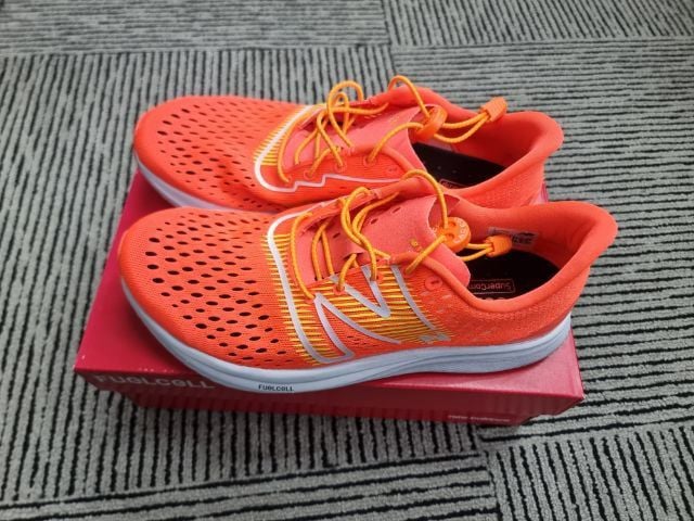 รองเท้าวิ่ง New Balance Fuelcell supercomp pacer สีส้ม size US9.5 มือสอง