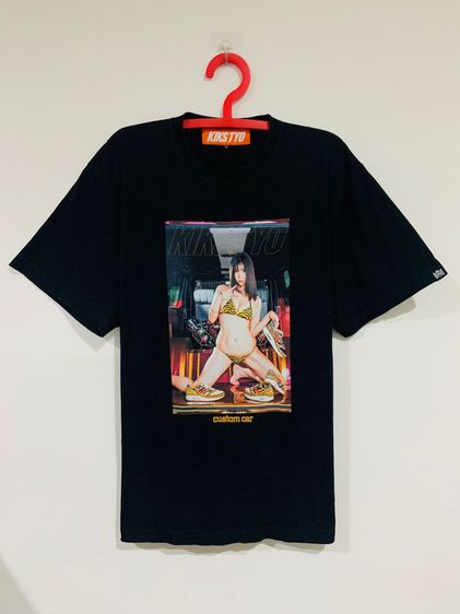 เสื้อยืด KIKS TYO JAPAN X CUSTOM CAR ลายหายาก แท้ 💯 size XL ขนาด อก 22 ยาว 28.5 นิ้ว สภาพใหม่มาก ลายสวย เทลสวย เนื้อผ้าดีมาก หายากครับ