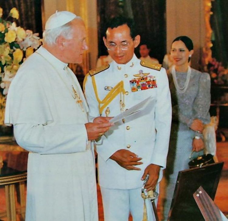 เหรียญที่ระลึกที่ สมเด็จพระสันตะปาปา ยอห์น พอล ที่ 2 เยือนไทย พ.ศ.2527 เนื้อทองแดงรมดำ รูปที่ 6