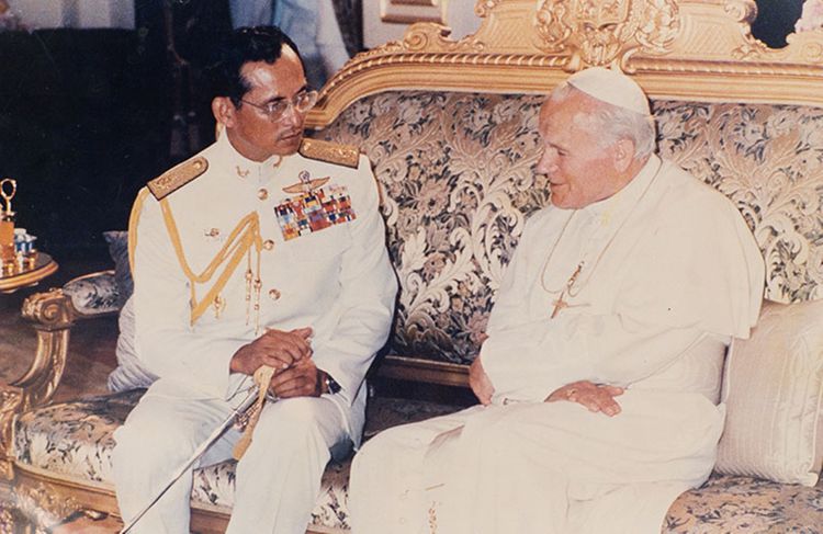 เหรียญที่ระลึกที่ สมเด็จพระสันตะปาปา ยอห์น พอล ที่ 2 เยือนไทย พ.ศ.2527 เนื้อทองแดงรมดำ รูปที่ 5