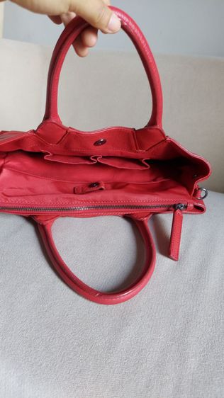 กระเป๋า mandarina duck ทรงถือ สีแดง รูปที่ 7