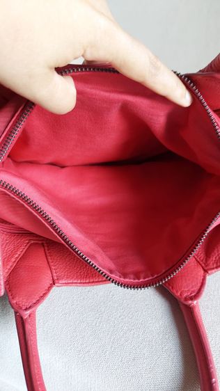 กระเป๋า mandarina duck ทรงถือ สีแดง รูปที่ 8