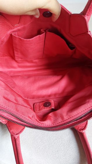 กระเป๋า mandarina duck ทรงถือ สีแดง รูปที่ 9