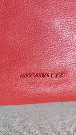 กระเป๋า mandarina duck ทรงถือ สีแดง รูปที่ 4