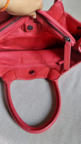 กระเป๋า mandarina duck ทรงถือ สีแดง รูปที่ 5