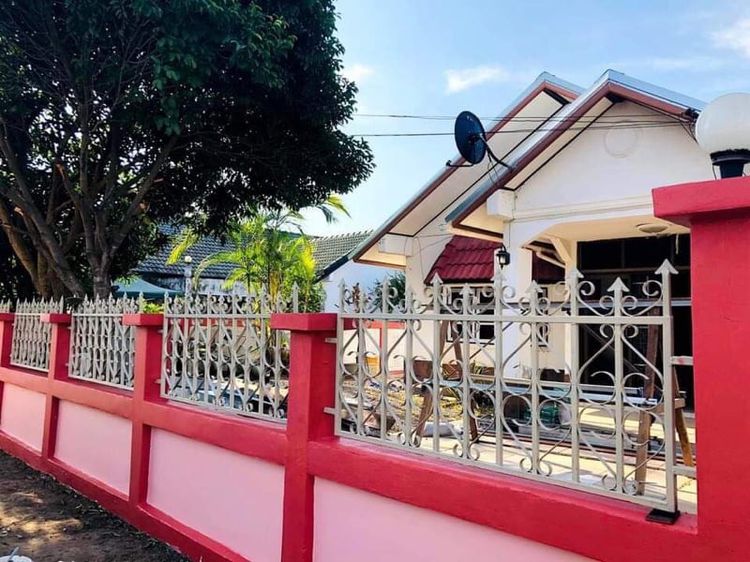 บ้านพร้อมอยู่อาศัย 3 ห้องนอน 2 ห้องน้ำ ครัวในบ้าน นอกบ้าน ที่จอดรถ ตกแต่งภายใน เครืีองทำน้ำอุ่น บนพื้นที่ 111 ตารางวา ถนน อุดร-หนองบัวลำภู