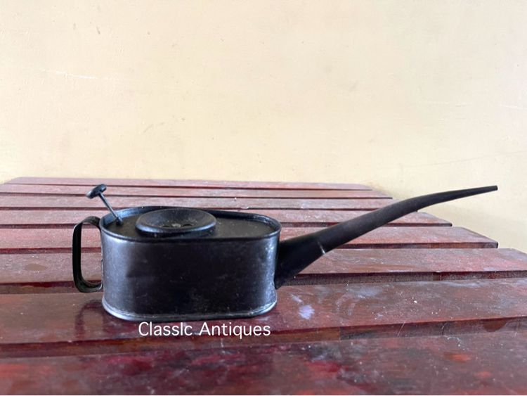 กา ใส่น้ำมันเครื่องเก่าสะสม