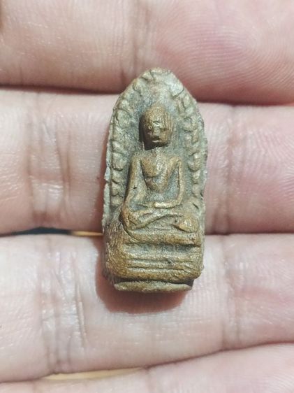 พระรอด เนื้อแกร่ง เก่ามาก 