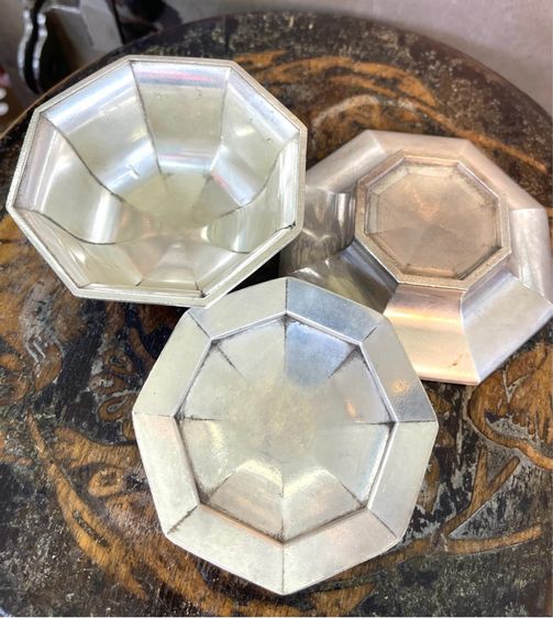 ถ้วยน้ำชา แปดเหลี่ยมกะไหล่เงิน ลายของมงคลแปดอย่างสะสม รูปที่ 15