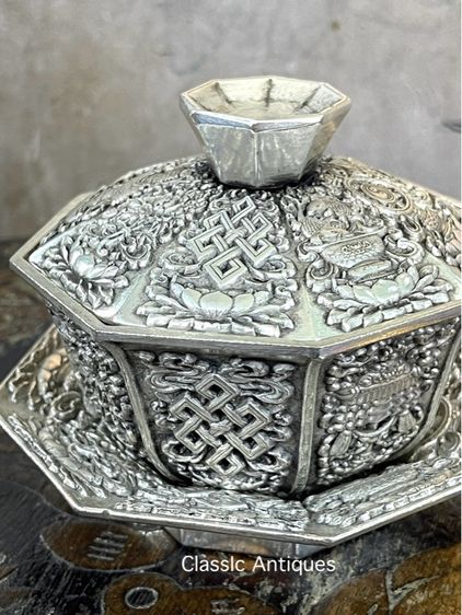 ถ้วยน้ำชา แปดเหลี่ยมกะไหล่เงิน ลายของมงคลแปดอย่างสะสม รูปที่ 4