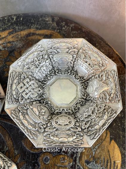 ถ้วยน้ำชา แปดเหลี่ยมกะไหล่เงิน ลายของมงคลแปดอย่างสะสม รูปที่ 6