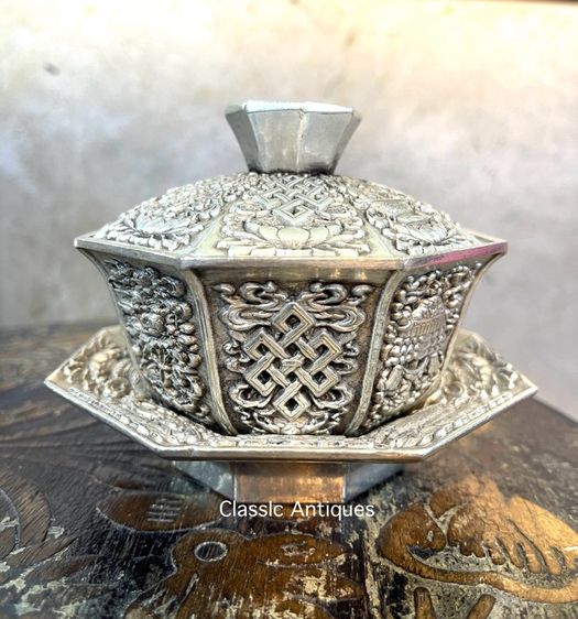 ถ้วยน้ำชา แปดเหลี่ยมกะไหล่เงิน ลายของมงคลแปดอย่างสะสม