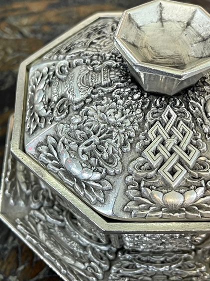 ถ้วยน้ำชา แปดเหลี่ยมกะไหล่เงิน ลายของมงคลแปดอย่างสะสม รูปที่ 10